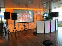 Dj con equipos de sonido y luces